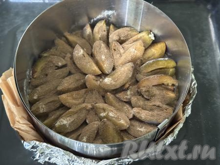 В небольшой ёмкости соединить ванильный сахар и корицу, перемешать, получившейся пряной смесью посыпать сливы.