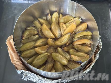 На песочную крошку выложить сливы ровным слоем срезом вверх.