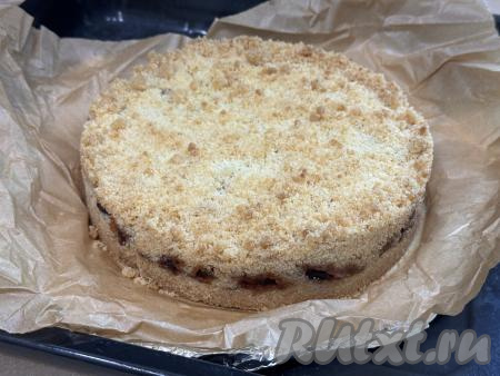 Готовый пирог достать из духовки, полностью остудить в форме, а затем снять бортики формы.