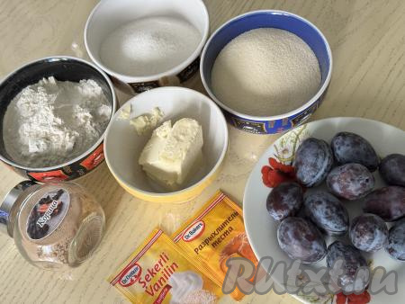 Подготовить продукты для приготовления насыпного пирога со сливами. Сливы можно взять как сладкие, так и не очень. Сливы вымыть.