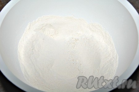 В большую миску просеять муку, разрыхлитель и соль, перемешать мучную смесь.
