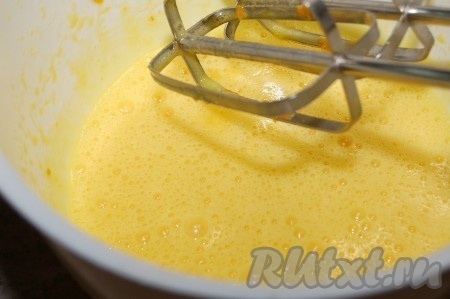 Должна получиться однородная яично-апельсиновая смесь.
