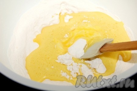 Соединить яично-апельсиновую и мучную смеси.
