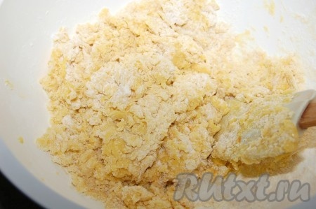 Аккуратно перемешать лопаткой, тесто получится липковатым.
