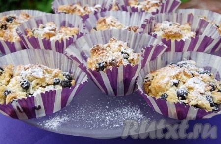 Отправить противень с формочками в заранее нагретую до 200 градусов духовку. Печь 30 минут. Затем вытащить, остудить домашнее печенье прямо в силиконовых формочках, затем достать (я достала с бумажным вкладышем), присыпать сахарной пудрой и можно подавать на стол. Печенюшки получаются очень вкусными, аппетитными и ароматными, обязательно попробуйте!