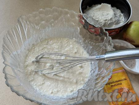 В глубокой миске соединить кефир, яйцо и творог, перемешать массу венчиком (или лопаткой) до однородности.&nbsp;