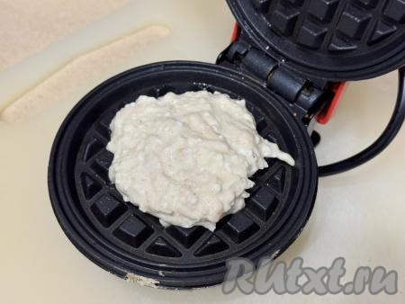 Вафельницу разогреть, смазать створки растительным маслом, выложить 1 столовую ложку теста.