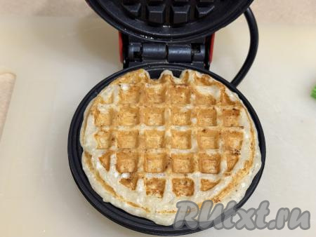 Закрыть створки вафельницы и выпекать вафлю до золотистого цвета (ориентировочно в течение 4-5 минут). Продолжительность выпечки вафли из творога и яблок во многом зависит от мощности вашей вафельницы.
