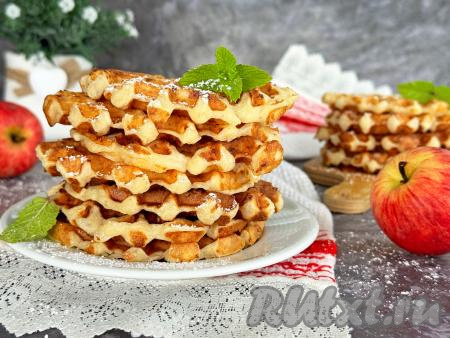 Периодически перемешивая тесто, постепенно испечь все вафли. Я готовила в вафельнице диаметром 10 сантиметров, в результате из предложенного количества ингредиентов у меня получились 13 вафель из творога и яблок.