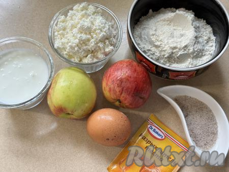 Подготовить продукты для приготовления творожно-яблочных вафель в вафельнице. Яблоки вымыть. Творог можно использовать любой консистенции, но желательно, чтобы он был жирностью не менее 5%. Кефир можно использовать любой жирности (я купила жирностью 2,5%).&nbsp;