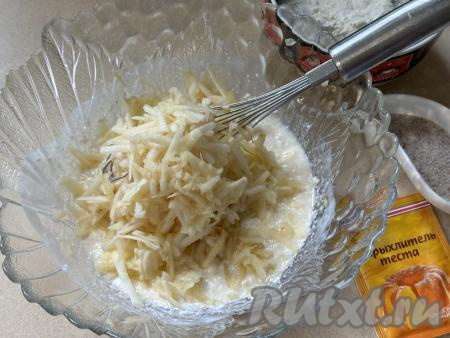Яблоко очистить от кожуры, натереть на крупной тёрке и добавить в миску со смесью кефира и творога.&nbsp;