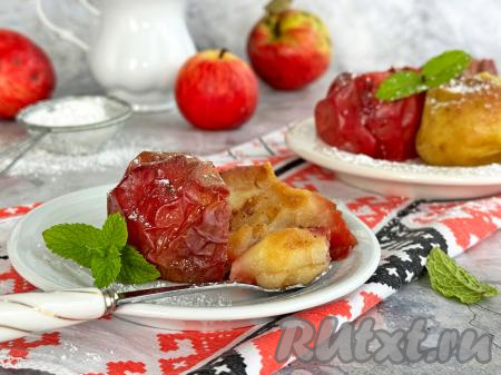 Яблоки, запечённые в аэрогриле, можно подать и в тёплом, и в остывшем виде. Если сахара вам недостаточно, тогда можно присыпать яблоки при подаче сахарной пудрой.