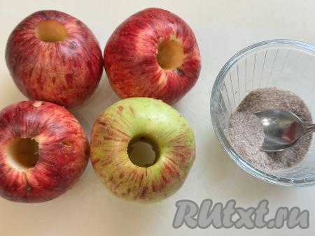 Удалить сердцевину из яблок. Я для этого воспользовалась специальным приспособлением, можно просто вырезать сердцевину ножом. В небольшой посуде соединить сахар и корицу, перемешать.