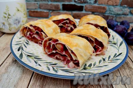 Штрудель из лаваша со сливами