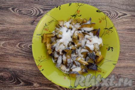 Нарезанные сливы выложить в глубокую тарелку, всыпать сахар.