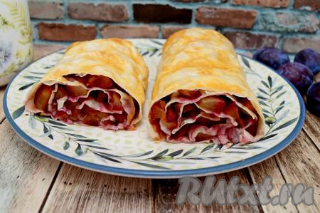 Готовый штрудель вынуть из духовки, остудить и можно нарезать на кусочки острым ножом. Любители слив в выпечке будут в восторге, большое количество сливовой начинки и тонкое тесто из лаваша делают этот рулет невероятно вкусным.