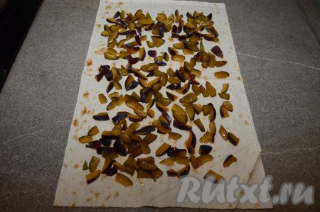 Прямоугольный лист лаваша разложить на столе. Я взяла лист размерами 32 сантиметра на 52 сантиметра. Разложить на лаваш сливовую начинку, отступив от краёв лаваша по 3 сантиметра.