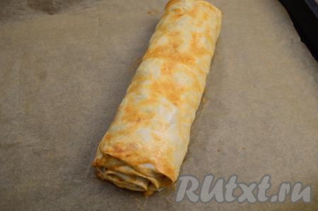 Штрудель из лаваша со сливами выпекать в разогретой до 180 градусов духовке в течение 20 минут (до золотистого цвета лаваша).