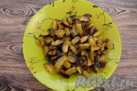 Перемешать, равномерно распределяя сахар по сливам.