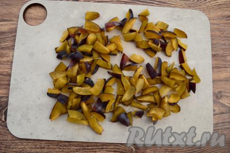 Сливы вымыть, удалить косточки. Нарезать сливы на средние кусочки, очень мелко можно не нарезать.