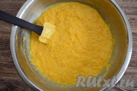 Перемешать тесто лопаткой до однородности. По консистенции тыквенное тесто для запеканки будет напоминать сметану средней густоты.