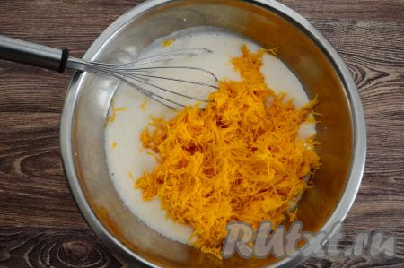 Тыкву очистить от кожуры и волокнистой части с семечками. 350 грамм очищенной тыквы натереть на мелкой тёрке и добавить в миску с кефирно-яичной смесью.