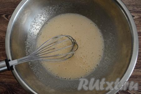Венчиком взбить яйца с сахаром до побеления (я интенсивно взбивала&nbsp;в течение 2 минут).