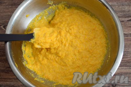 Оставить тесто в миске на 20-30 минут, чтобы манка немного разбухла.