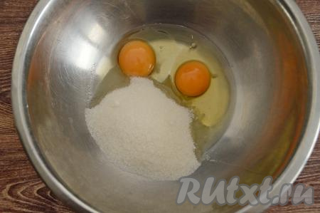 В миску вбить яйца, сразу же всыпать сахар.