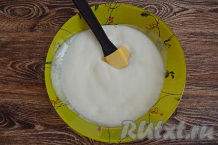 По прошествии 5 минут кефир вступит в реакцию с содой, поэтому масса покроется пузырьками и немного увеличится в объёме.