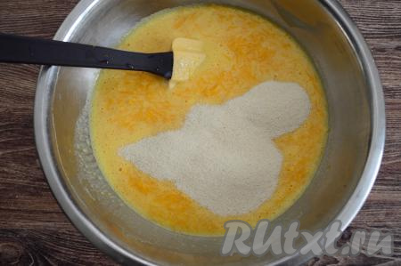 Затем добавить в миску манку.