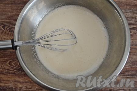 Затем перелить кефир с содой ко взбитым с сахаром яйцам, перемешать венчиком кефирно-яичную смесь до однородности.