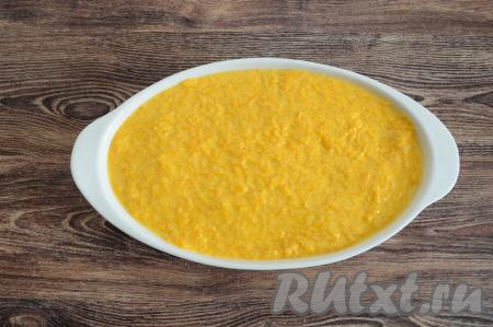 Форму для выпечки (я использовала форму размером 16 сантиметров на 26 сантиметров) смазать растительным маслом. Влить в форму тыквенное тесто, разровнять.