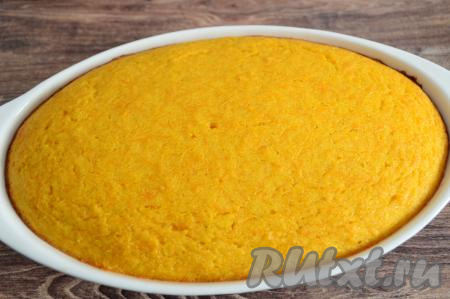 Запеканку из тыквы с манкой, замешанную на кефире, выпекать в разогретой до 180 градусов духовке в течение 40 минут. Готовность выпечки проверить, проколов её сверху сухой деревянной зубочисткой, если после прокалывания зубочистка останется сухой, на ней не будет следов тыквенного теста, значит запеканка готова.