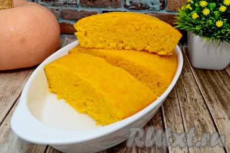 Яркую, в меру сладкую запеканку, приготовленную из тыквы с манкой и кефиром, нарезать на кусочки, подать к столу. Уверена, эта выпечка&nbsp;с приятным влажноватым мякишем не может не понравиться!