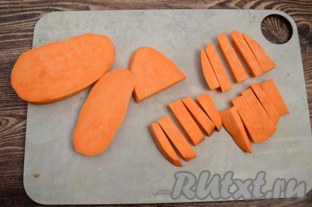 Нарезать батат на примерно одинаковые брусочки толщиной около 1 сантиметра.