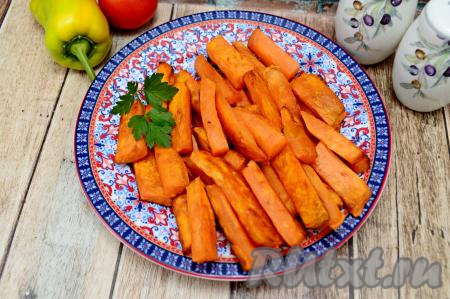 Батат получается с хрустящей корочкой снаружи и нежной мякотью внутри. Несмотря на то, что батат сладковатый, этот жареный овощ по вкусу очень напоминает картошку фри.