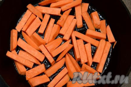 Сковороду хорошо разогреть с растительным маслом. Масла добавляйте достаточно много. Я на сковородку диаметром 28 сантиметров добавляю не менее&nbsp;4 столовых ложек масла.&nbsp;Выложить брусочки батата на хорошо разогретую с маслом сковороду, желательно, в один слой.