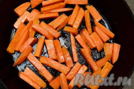 Жарить батат на среднем огне&nbsp;2-3 минуты, затем перевернуть. Батат неплохо впитывает масло, если масла станет мало на сковороде, тогда долейте ещё 1-2 столовых ложки масла.