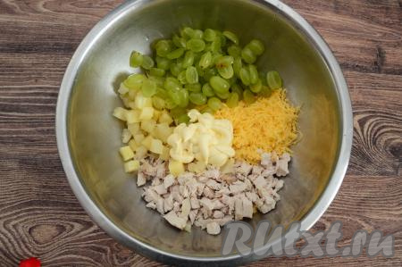 Добавить в миску майонез и перемешать салат.