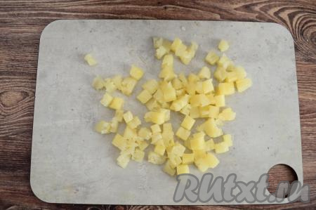 Консервированные ананасы тоже нарезать на мелкие кусочки.