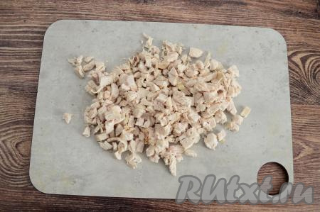 Варёное куриное мясо нарезать на мелкие кубики.
