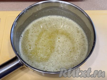 Дынно-желатиновую массу перемешать ложкой до полного растворения желатина.&nbsp;