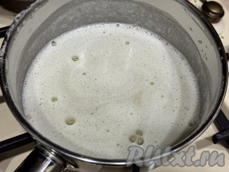 Периодически перемешивая, довести дынное пюре до кипения.&nbsp;