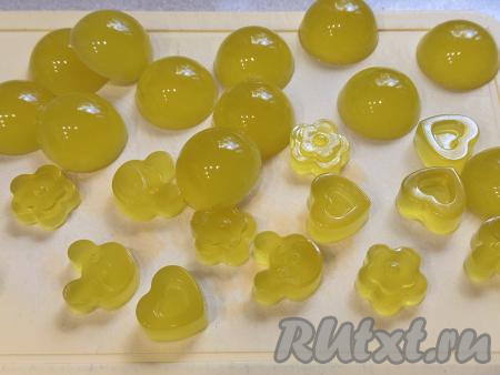 После застывания достать мармелад из формы. Я формировала мармелад в формочках для конфет, поэтому аппетитные мармеладки можно сразу подавать к столу. Если вы формировали мармелад в одной форме, тогда нужно вынуть мармелад из формы и нарезать острым ножом на квадратики.&nbsp;