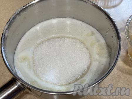 В кастрюлю с пюре влить 1 чайную ложку свежевыжатого сока лимона, всыпать сахар.&nbsp;