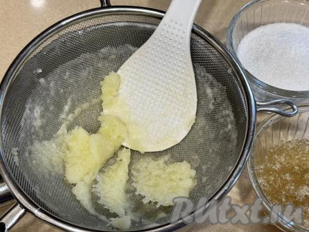 В результате перетирания в сите останется жмых, который нам не понадобится. А в кастрюле будет процеженное однородное пюре из дыни.&nbsp;