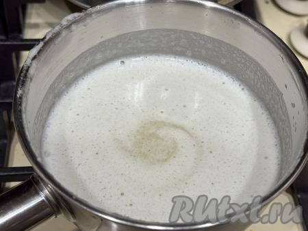 Перемешать пюре из дыни с сахаром и поставить на огонь выше среднего.&nbsp;