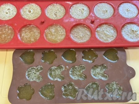 Дать остыть массе до комнатной температуры, а затем отправить формочки (или форму) в холодильник до полного застывания мармелада из дыни (минимум на 4 часа).&nbsp;