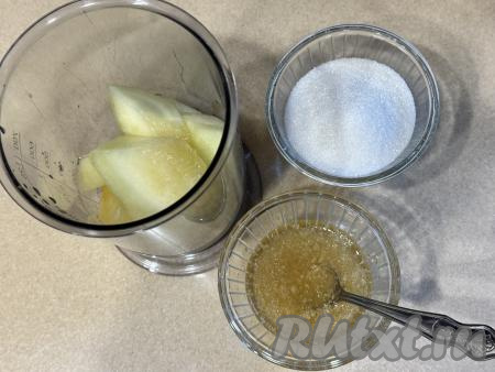 Желатин всыпать в небольшую ёмкость, залить 50 миллилитрами холодной воды, перемешать и оставить для набухания минут на 10. 250 грамм дыни, очищенной от кожуры и семечек, переложить в чашу блендера.&nbsp;